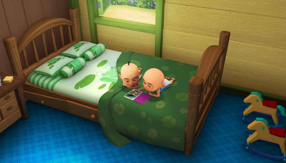 walau pernah terlihat membaca buku di kamar, tapi Upin dan Ipin lebih sering mengerjakan tugas sekolah di meja belajar ruang tamu