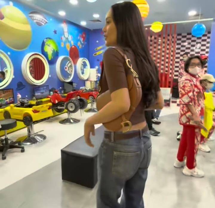 potret Erika Carlina bawa Andrew pangkas rambut