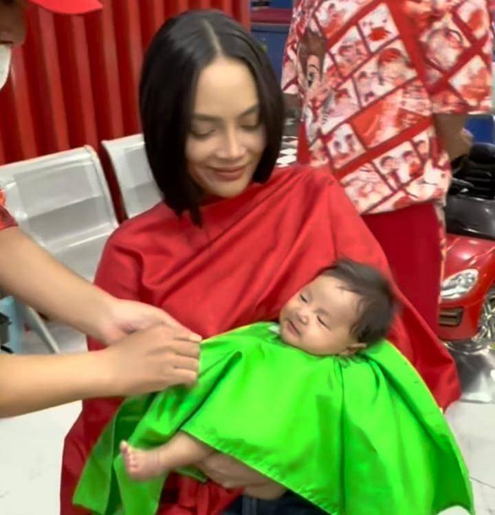 potret Erika Carlina bawa Andrew pangkas rambut