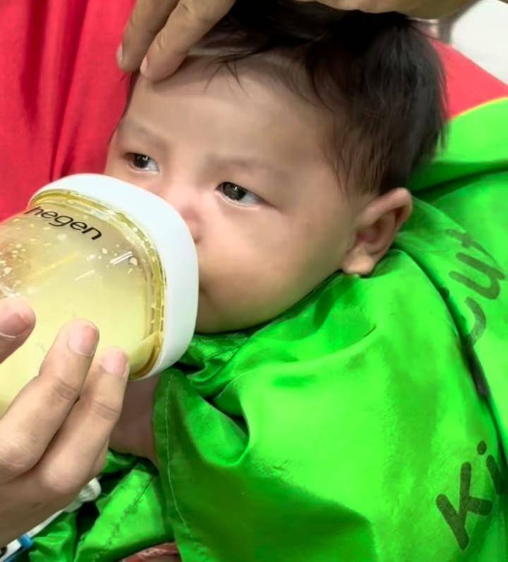 potret Erika Carlina bawa Andrew pangkas rambut