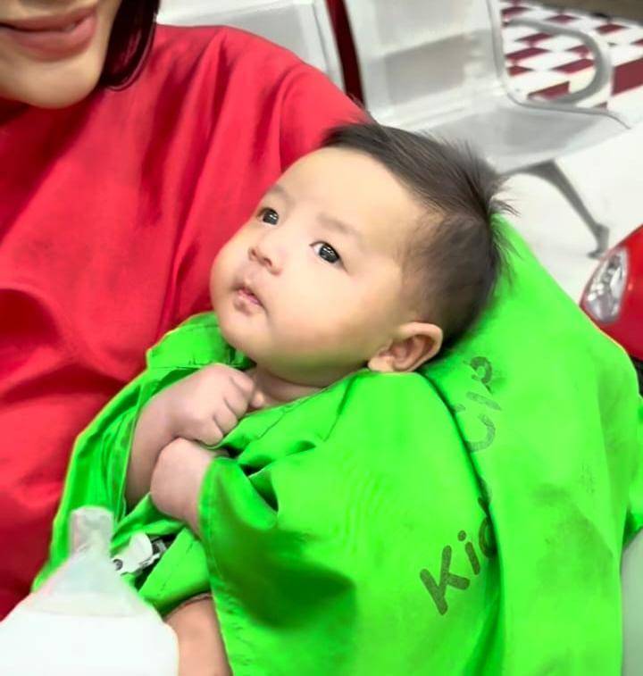 potret Erika Carlina bawa Andrew pangkas rambut
