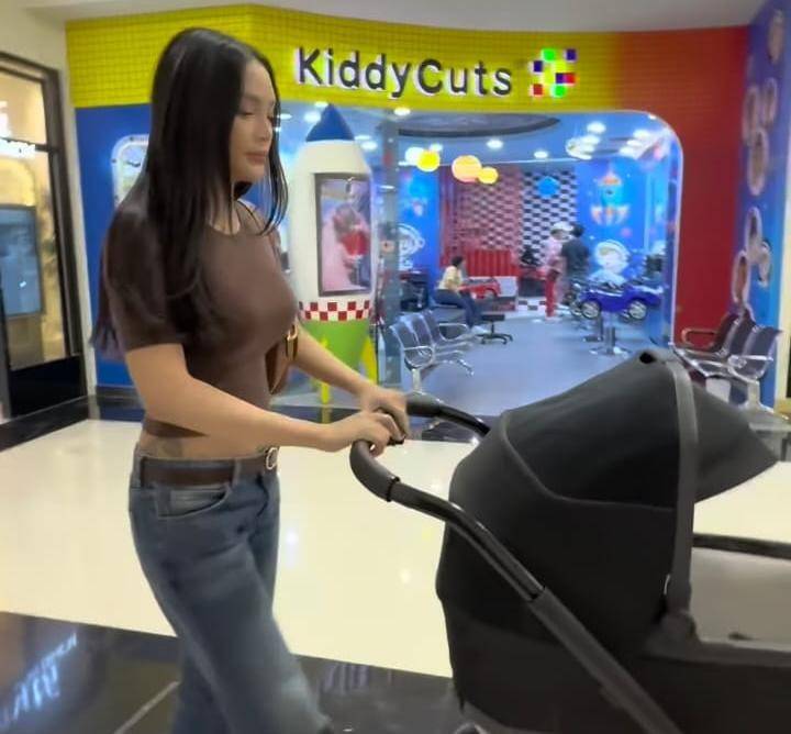 potret Erika Carlina bawa Andrew pangkas rambut