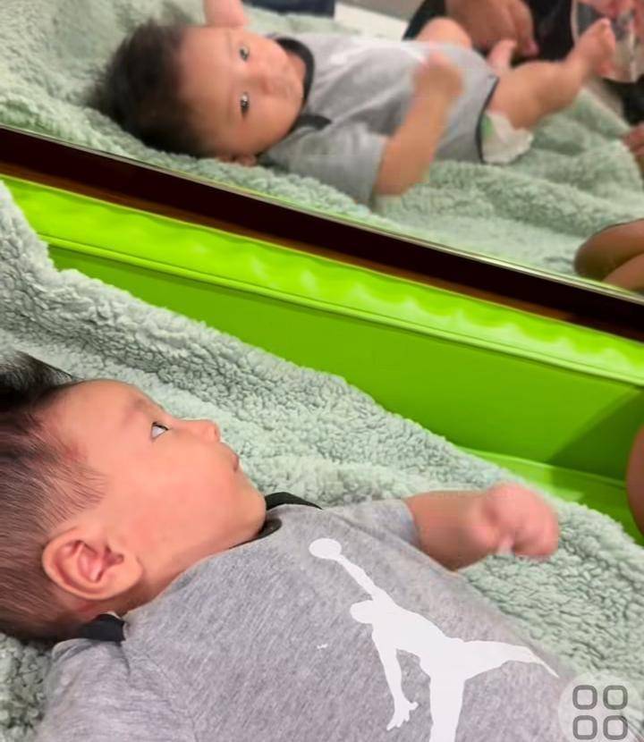 potret Erika Carlina bawa Andrew pangkas rambut