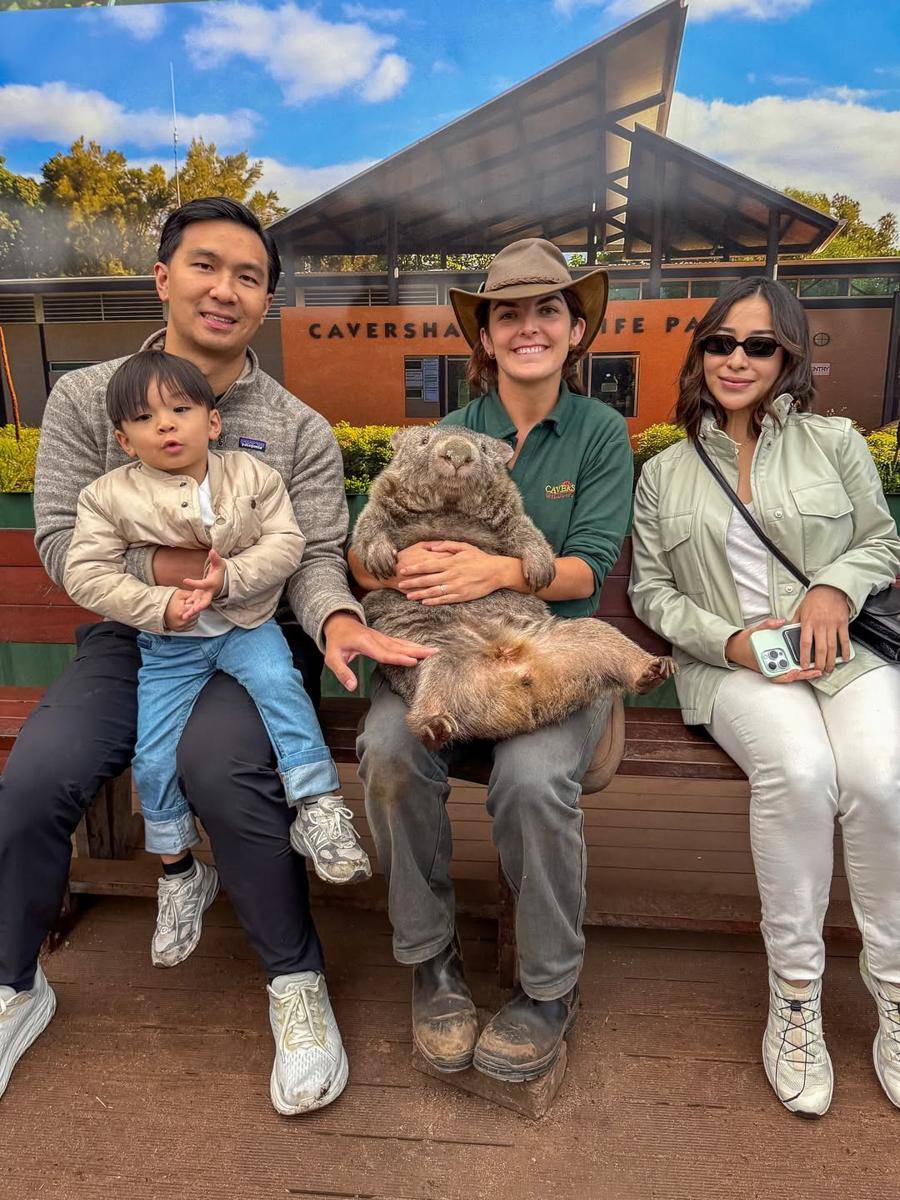 Isa berinteraksi dengan fauna khas Australia