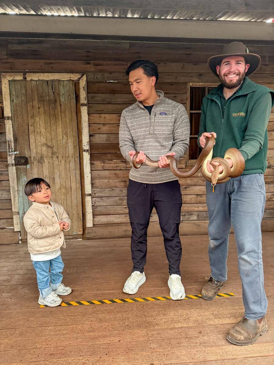 Isa berinteraksi dengan fauna khas Australia
