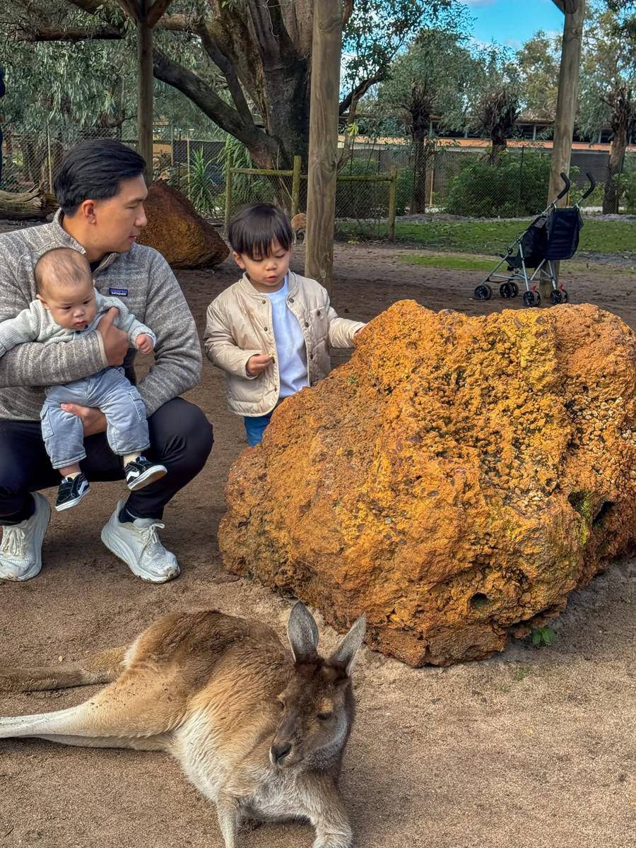Isa berinteraksi dengan fauna khas Australia