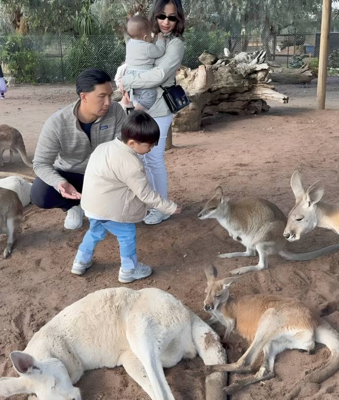 Isa berinteraksi dengan fauna khas Australia