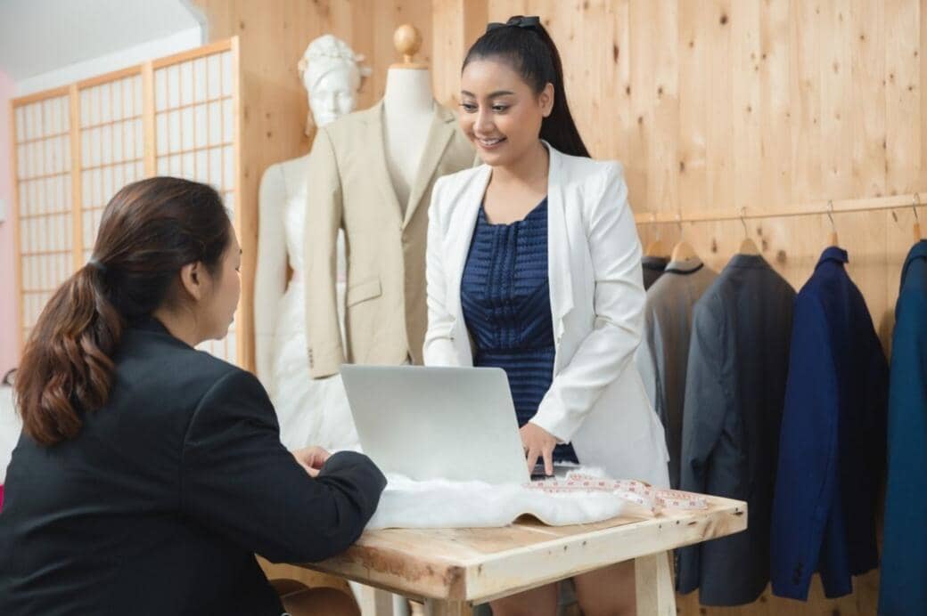 Mendengarkan Komplain Pelanggan (freepik.com/jcomp) 