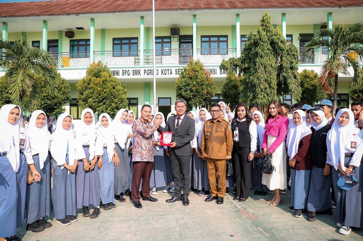 Andra Soni saat serahkan rekening program sekolah gratis (Dok. Pemprov)