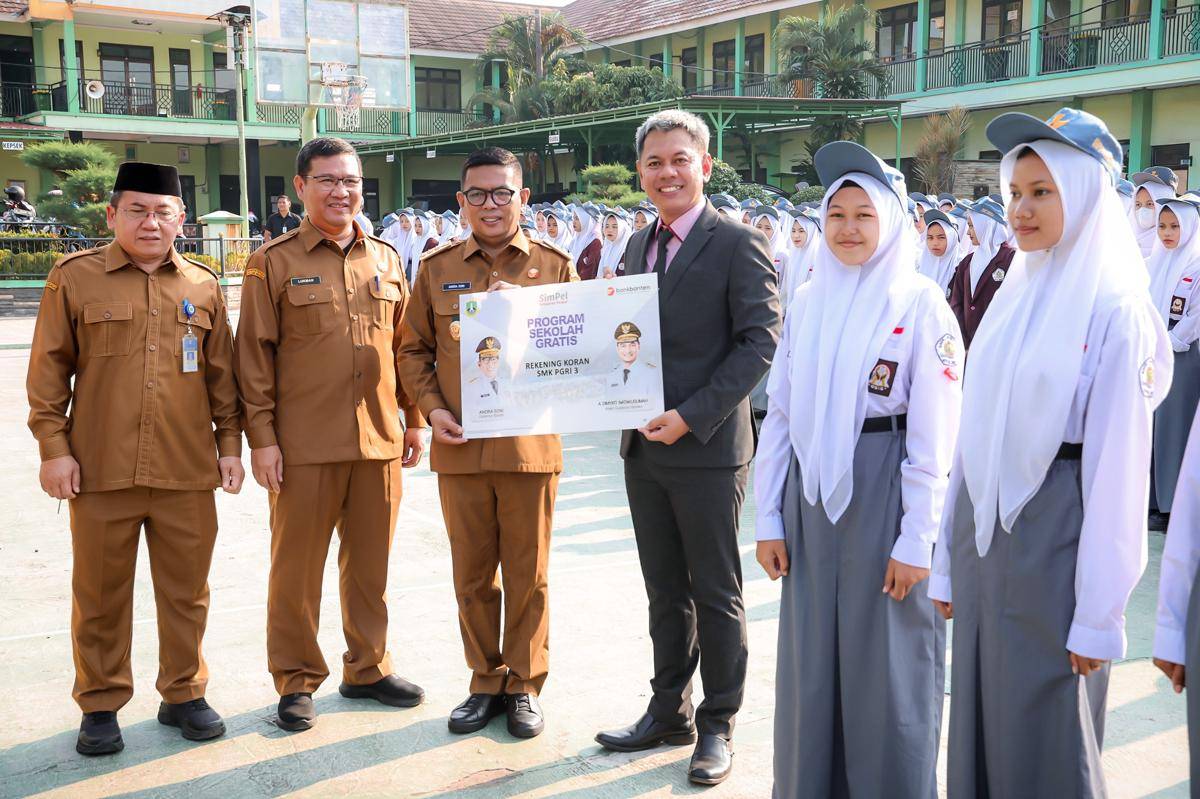 Andra Soni saat serahkan rekening program sekolah gratis (Dok. Pemprov)