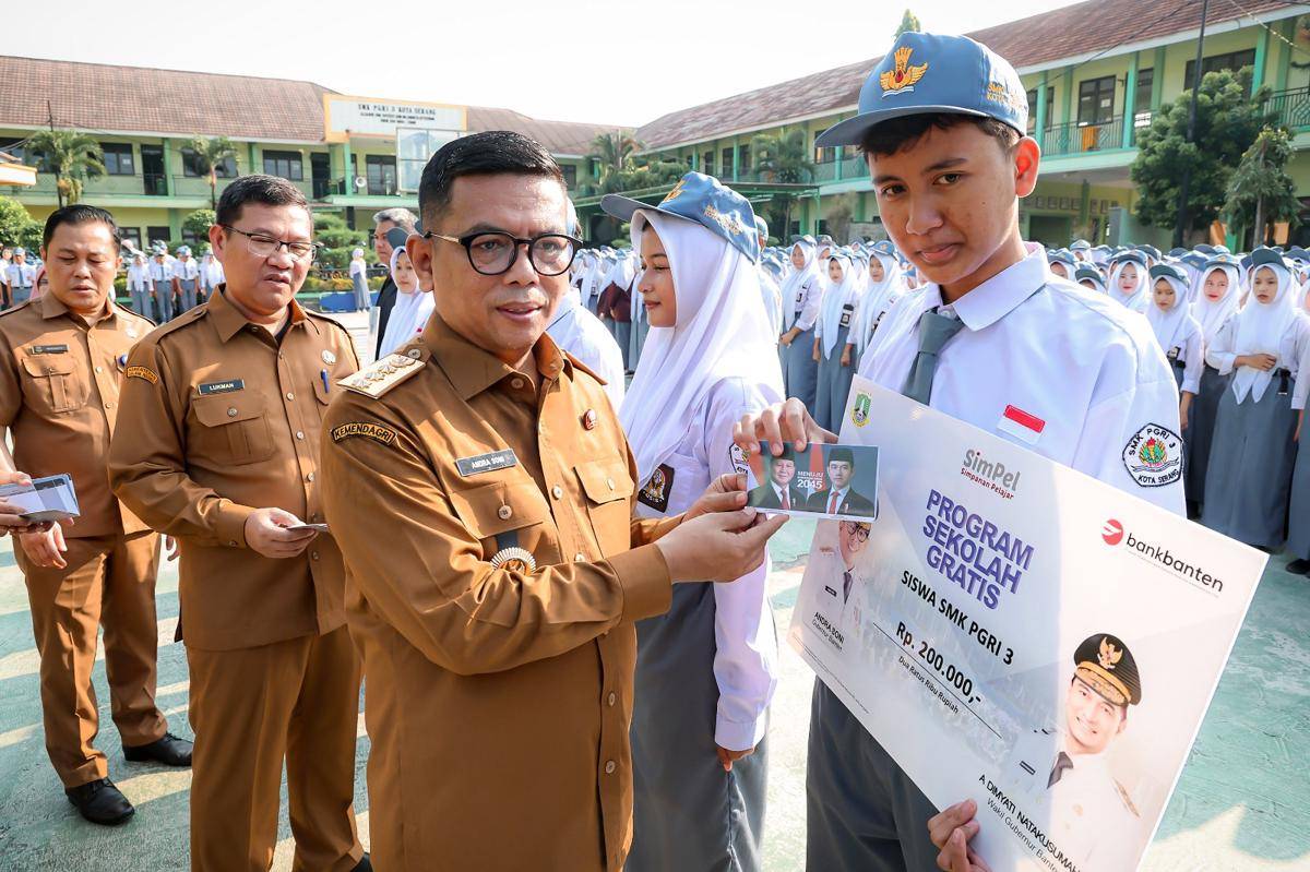 Andra Soni saat serahkan rekening program sekolah gratis (Dok. Pemprov)