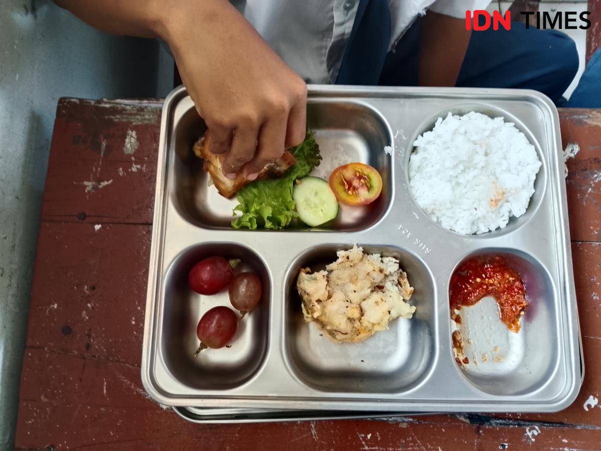 Siswa-siswi SMPN 1 Parang saat menyantab menu MBG. IDN Times/Riyanto.