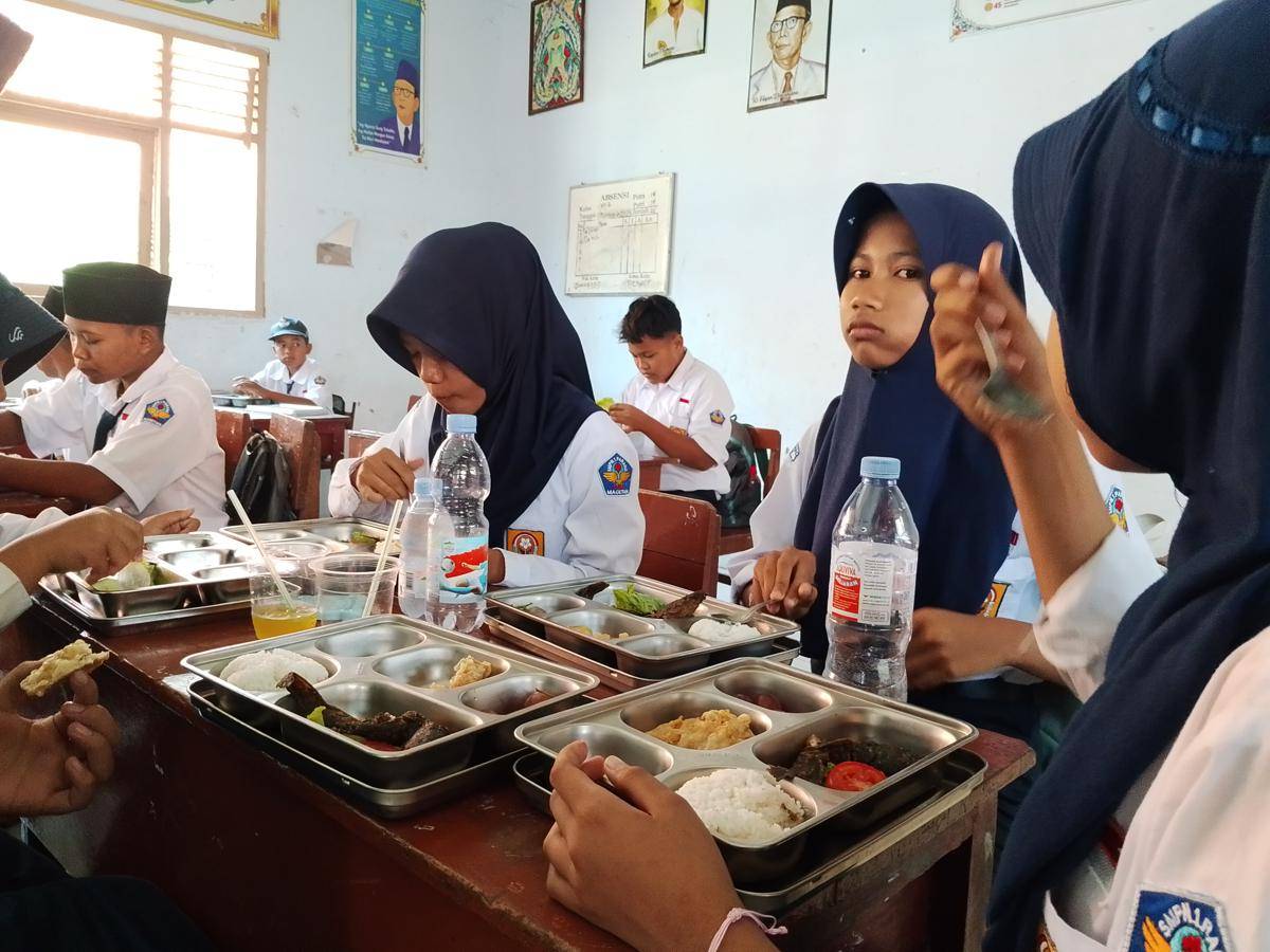 Siswa-siswi SMPN 1 Parang saat menyantab menu MBG. IDN Times/Riyanto.