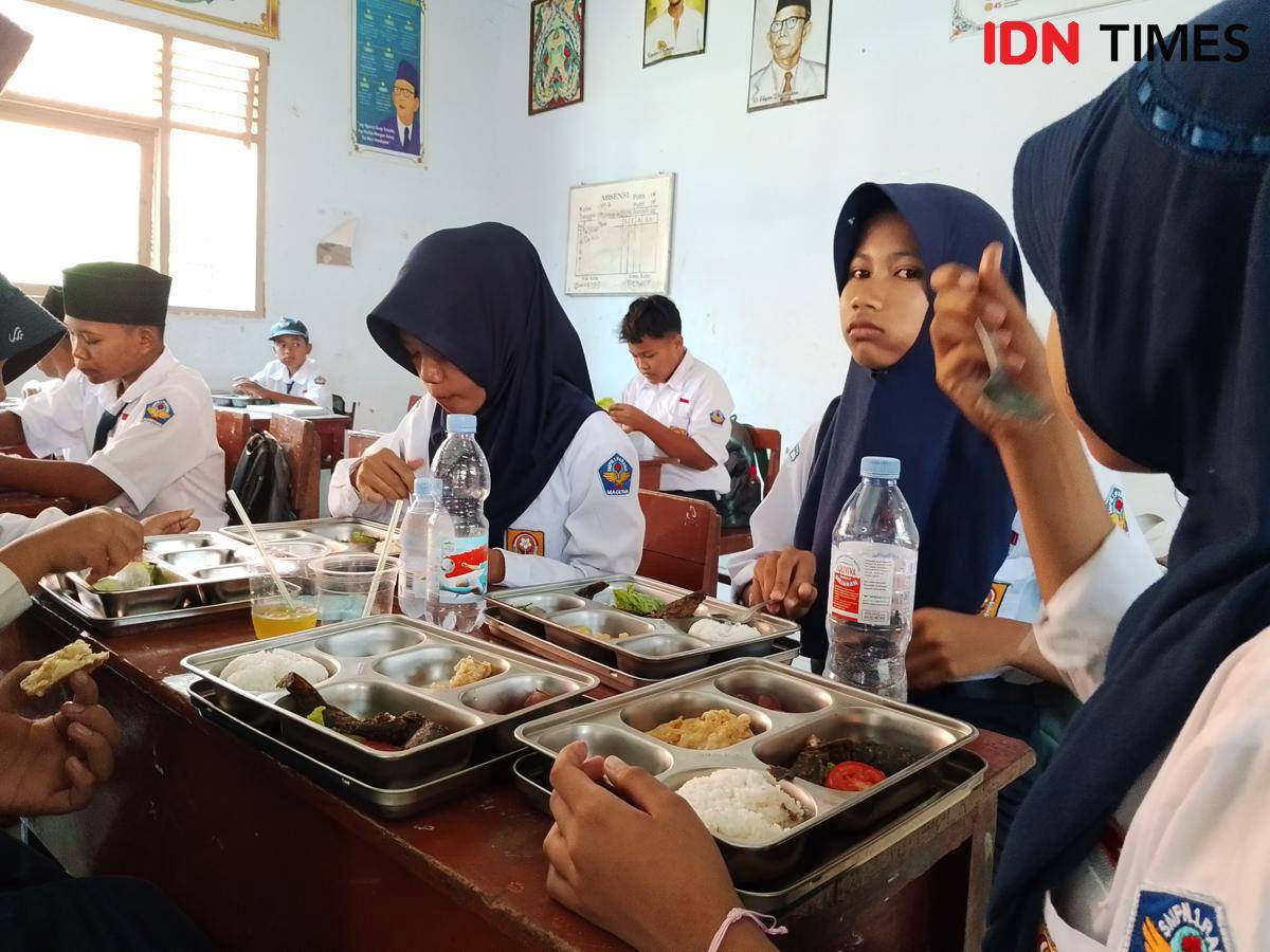 Siswa-siswi menyantap menu MBG. IDN Times/Riyanto.