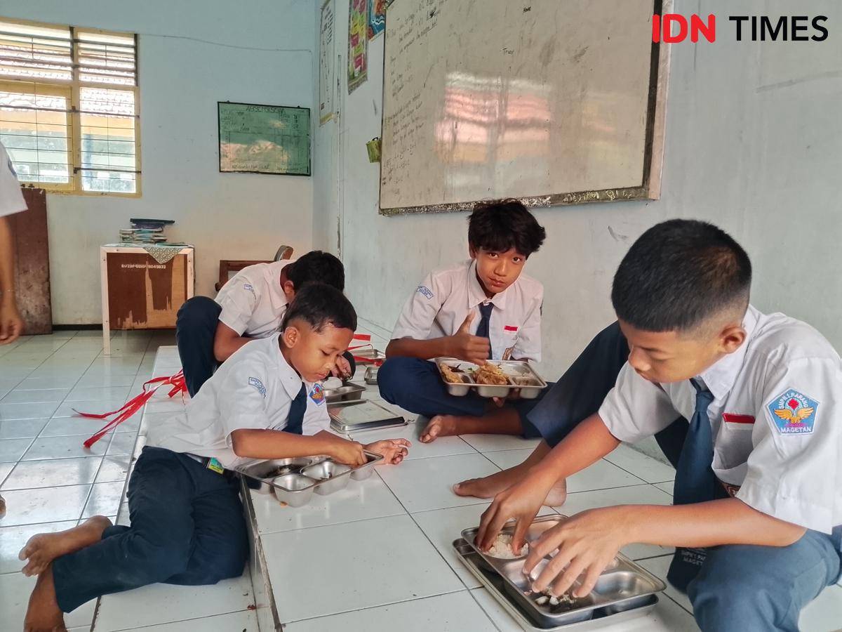 Siswa SMPN 1 Parang saat menyantab menu MBG. IDN Times/Riyanto.