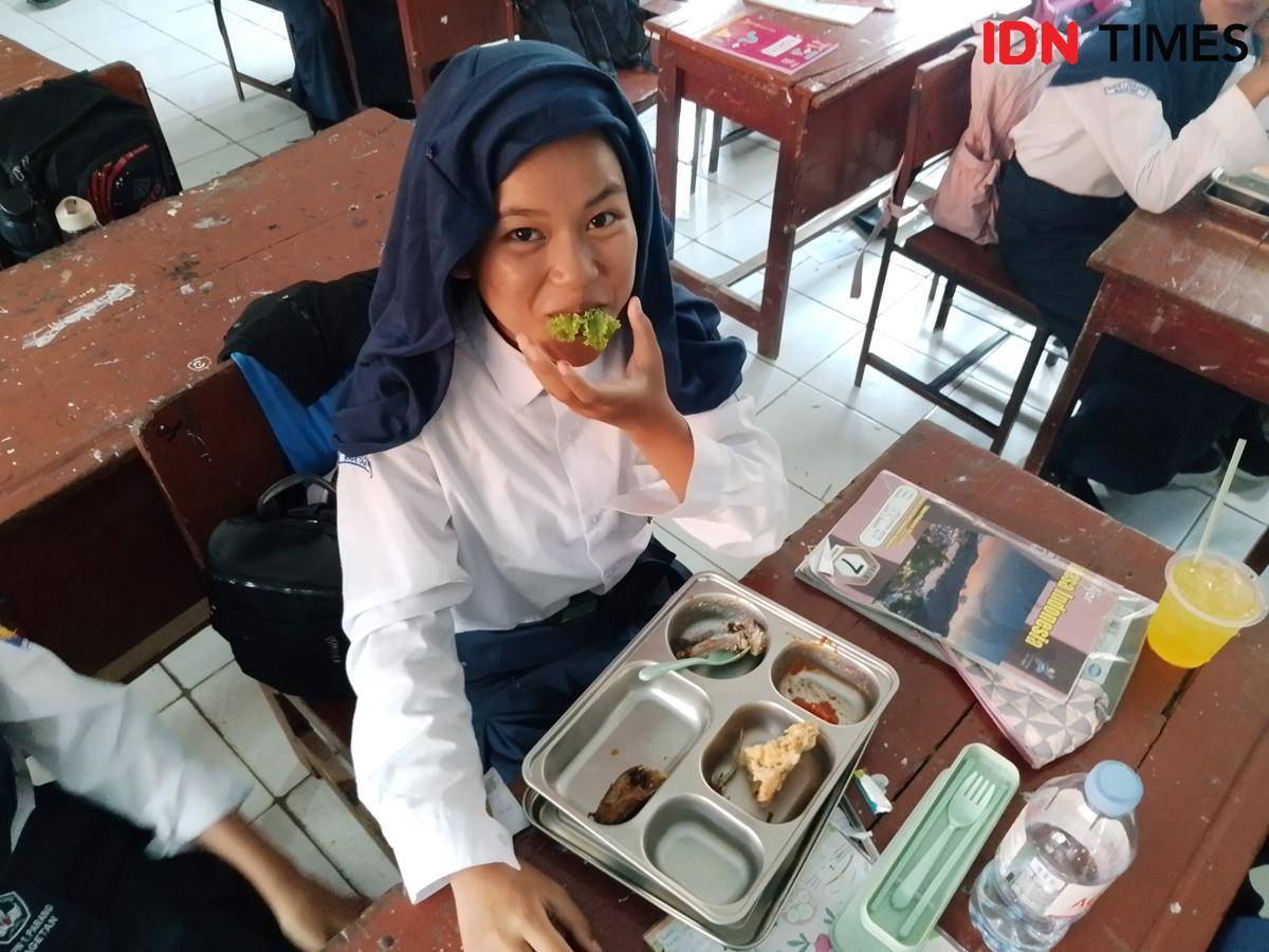 Siswi SMPN 1 Parang saat menyantab menu MBG. IDN Times/Riyanto.