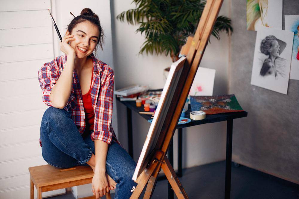 ilustrasi perempuan melukis 