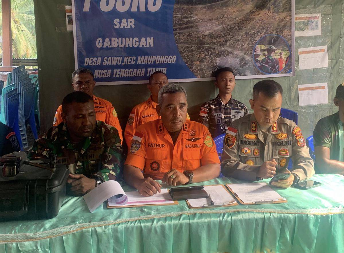 Kepala Basarnas Maumere Fathur Rahman mengumumkan operasi pencarian korban dihentikan. (Dok Basarnas Maumere)