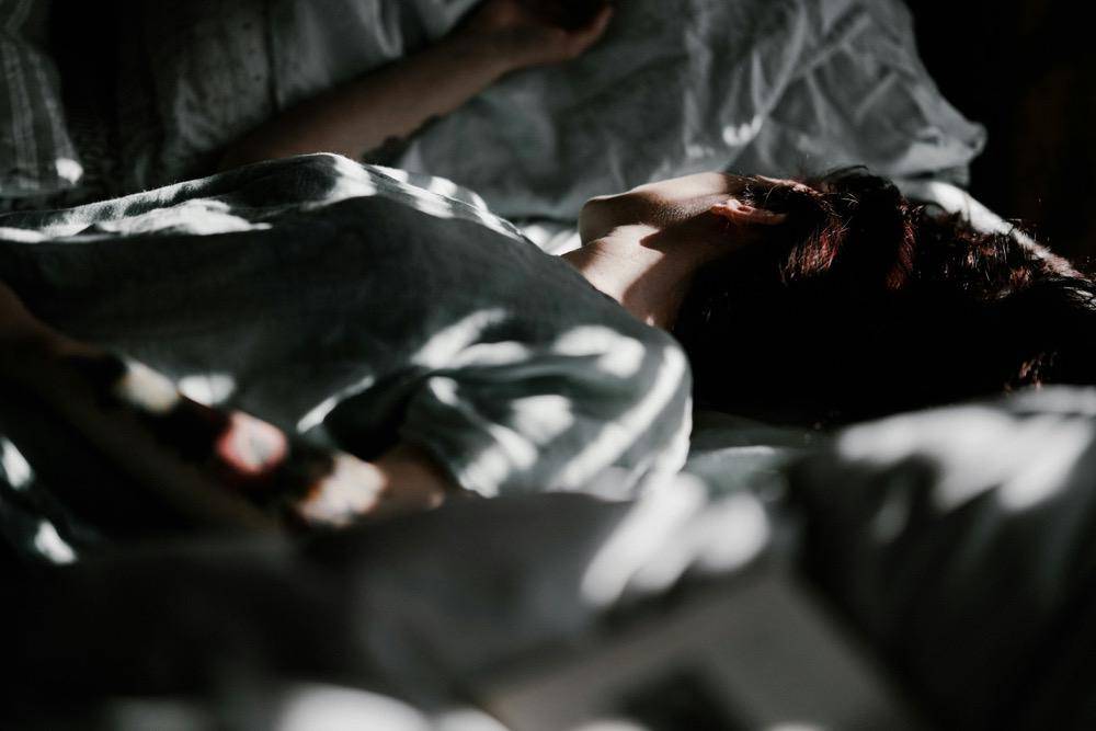 gambar orang tidur (unsplash.com/Annie Spratt)