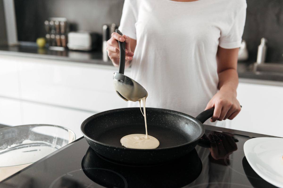 ilustrasi membuat banana honey oat pancake (freepik.com/drobotdean)