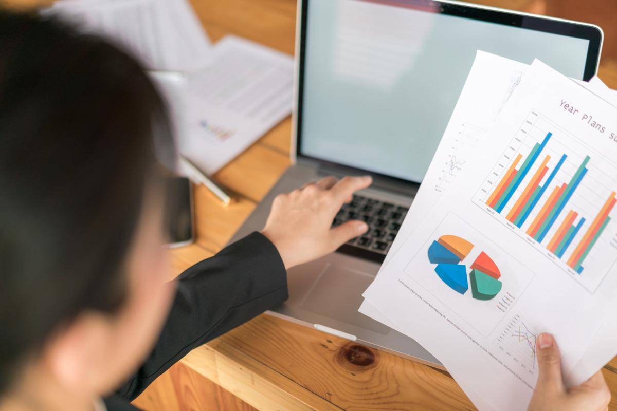 Ilustrasi riset data pasar (freepik.com/jannoon028)