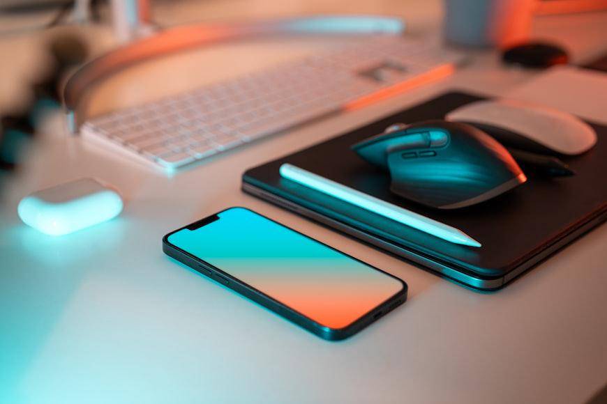Ilustrasi gadget (Unsplash.com/@jakubzerdzicki) 
