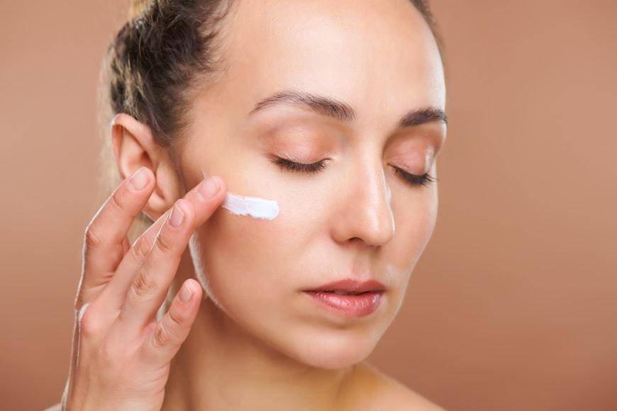 Ilustrasi Wanita Memakai Sunscreen (Unsplash.com/@Gettyimages) 