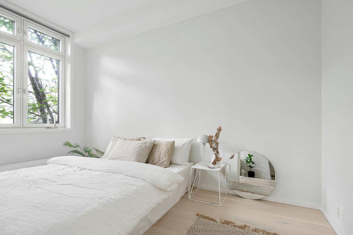 Tempat tidur berwarna dan jendela besar (Unsplash.com/ Alex Tyson)