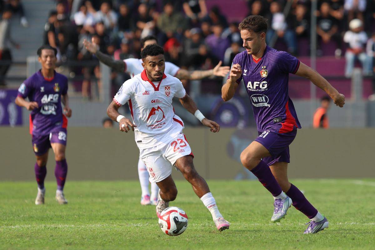 Pesepak bola Persik Kediri Jose Enrique (kanan) berebut bola dengan pesepak bola Malut United FC Yance Sayuri (kiri) pada Kompetisi BRI Super League di Stadion Brawijaya, Kota Kediri, Jawa Timur, Jumat (12/9/2025). (ANTARA FOTO/Fahri Akbar/pf/foc.)