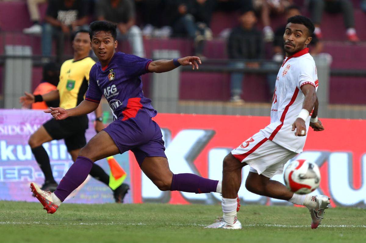 Pesepak bola Persik Kediri Khanafi (kiri) berebut bola dengan pesepak bola Malut United FC Yance Sayuri (kanan) pada Kompetisi BRI Super League di Stadion Brawijaya, Kota Kediri, Jawa Timur, Jumat (12/9/2025). (ANTARA FOTO/Fahri Akbar/pf/foc.)