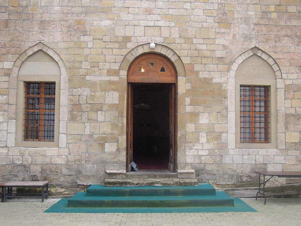 potret pintu masuk Masjid Bajrakli 