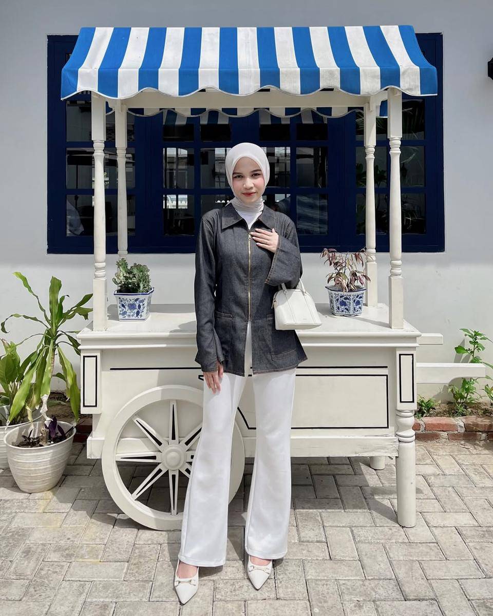 OOTD Kemeja Elvina Zahra (instagram.com/elvvinazhra)