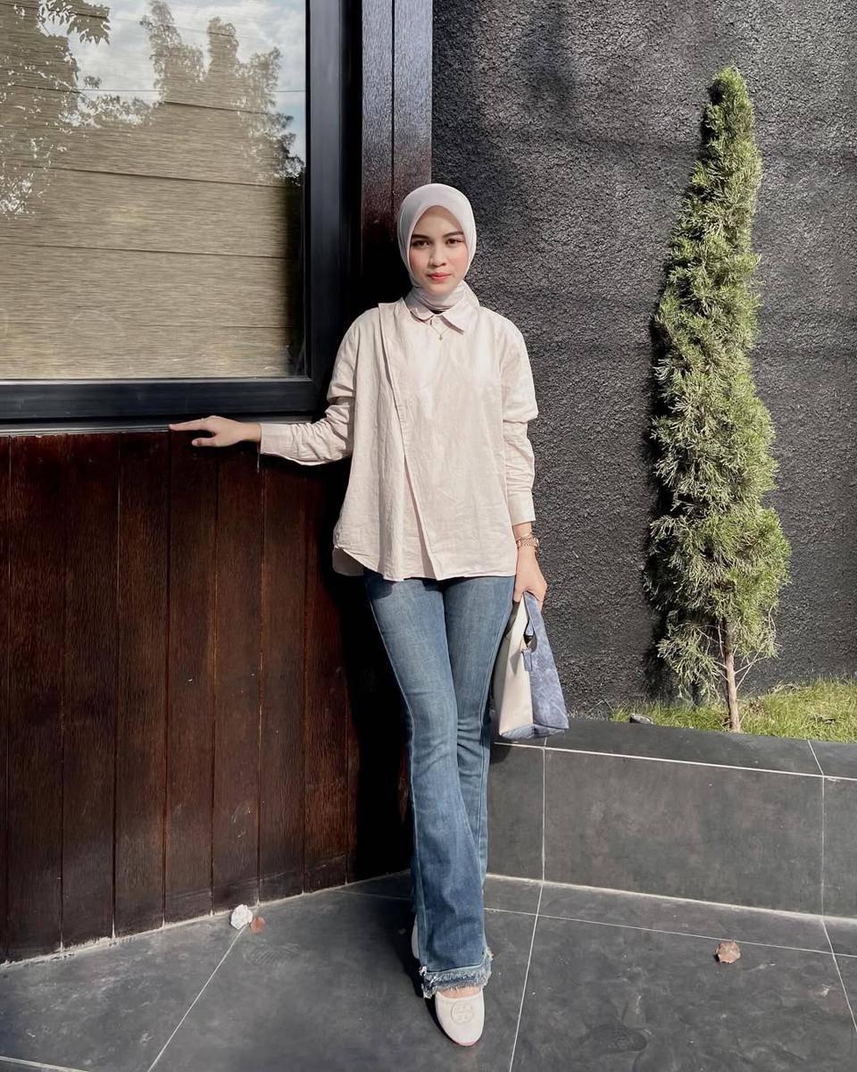 OOTD Kemeja Elvina Zahra (instagram.com/elvvinazhra)