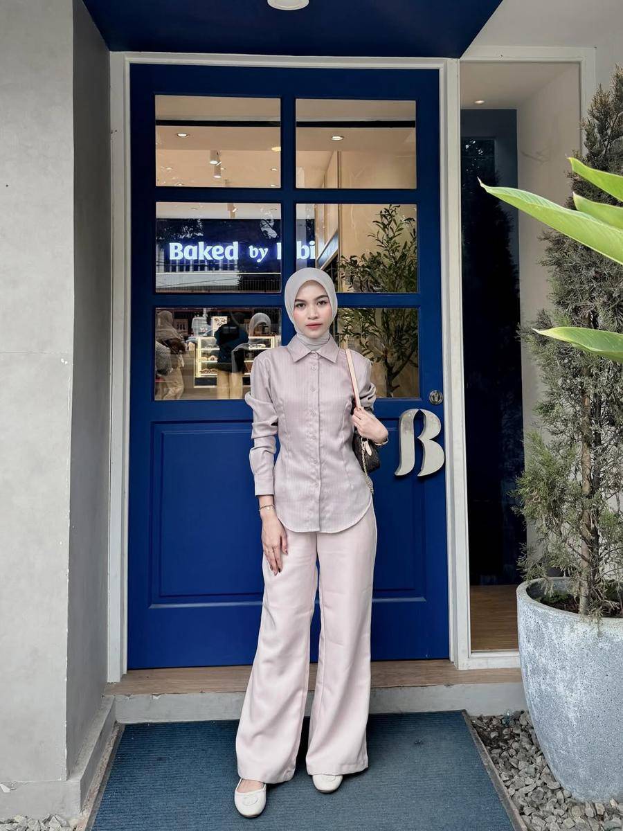 OOTD Kemeja Elvina Zahra (instagram.com/elvvinazhra)