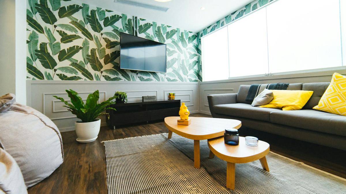dekorasi ruangan dengan wallpaper (unsplash.com/ Dan Gold)