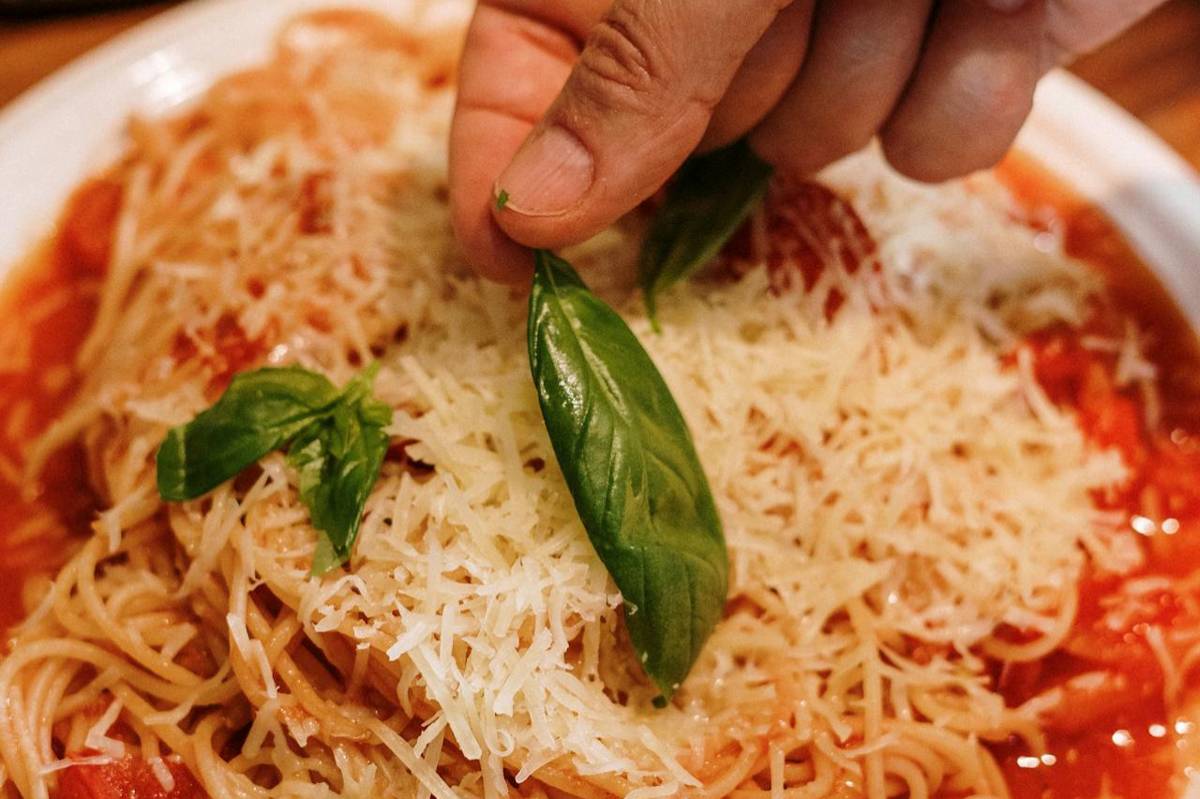 ilustrasi menyajikan marry me pasta