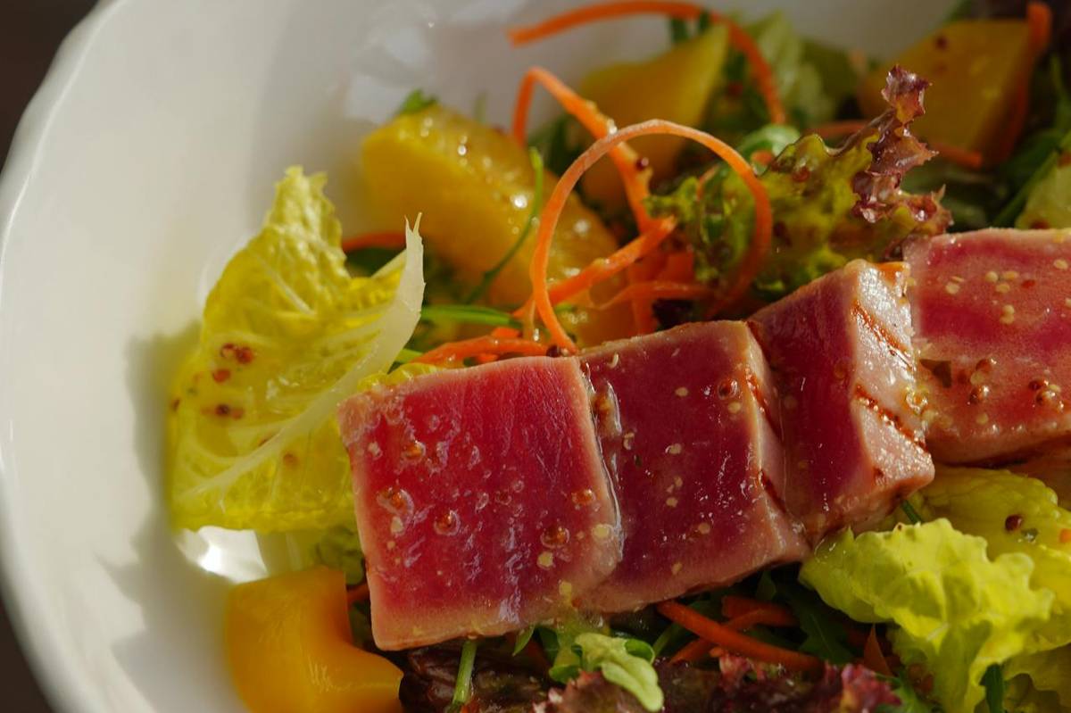 ilustrasi salad tuna ala Italia (pexels.com/Nadin Sh)