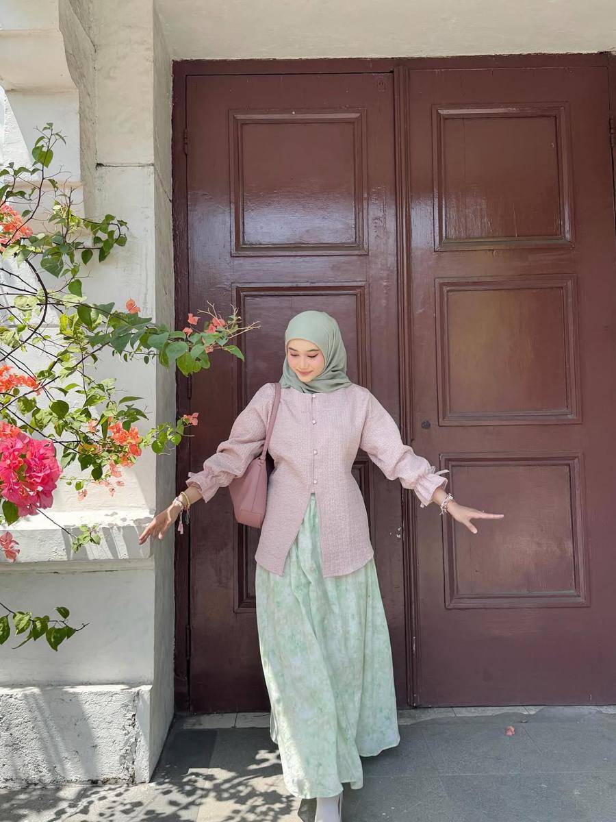 Inspirasi outfit ala Ravira Naila