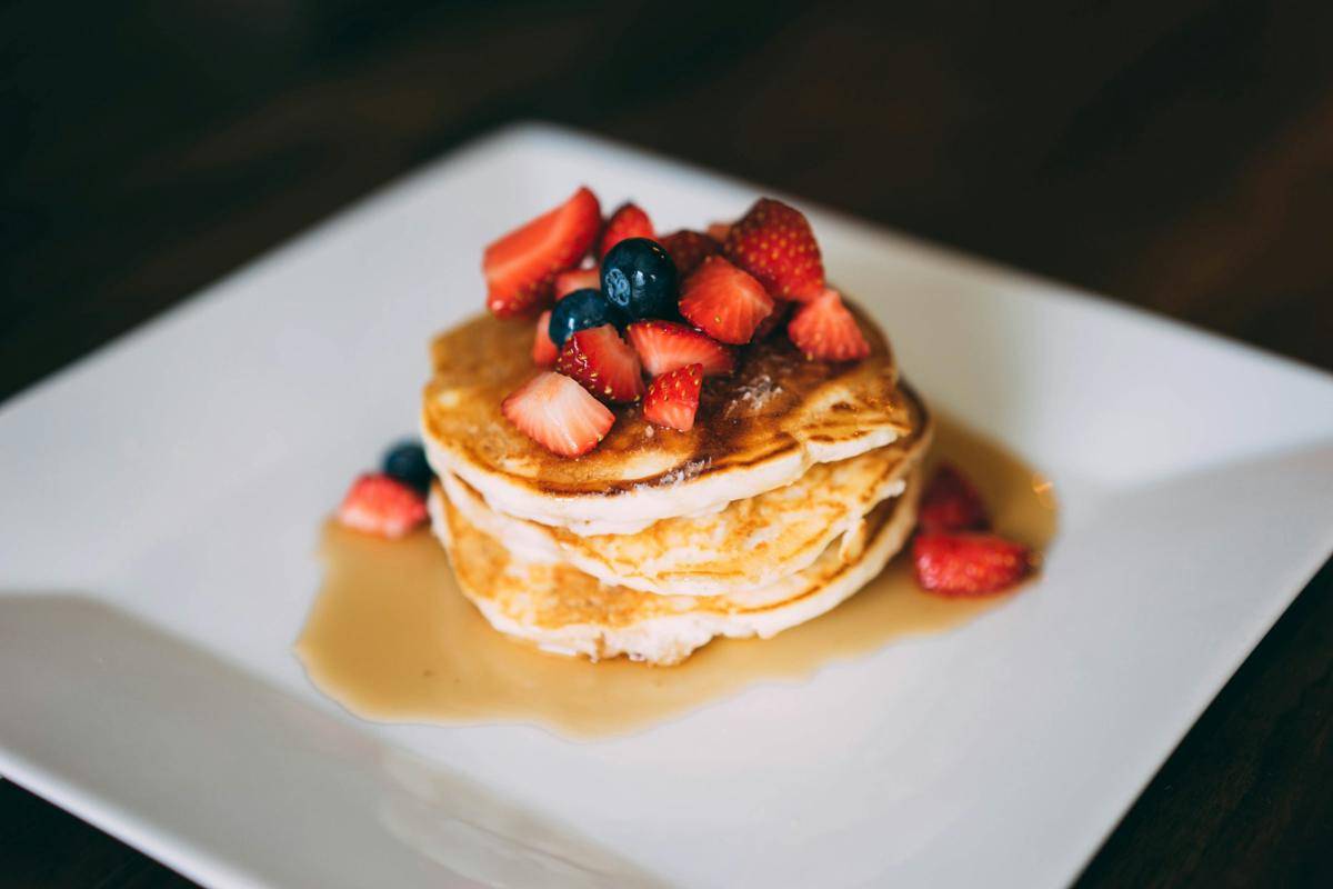 ilustrasi banana honey oat pancake dengan topping stroberi dan blueberry (unsplash.com/Herson Rodriguez)