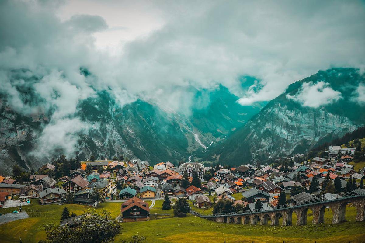 ilustrasi negara Swiss (pexels.com/OMID VISUALS)