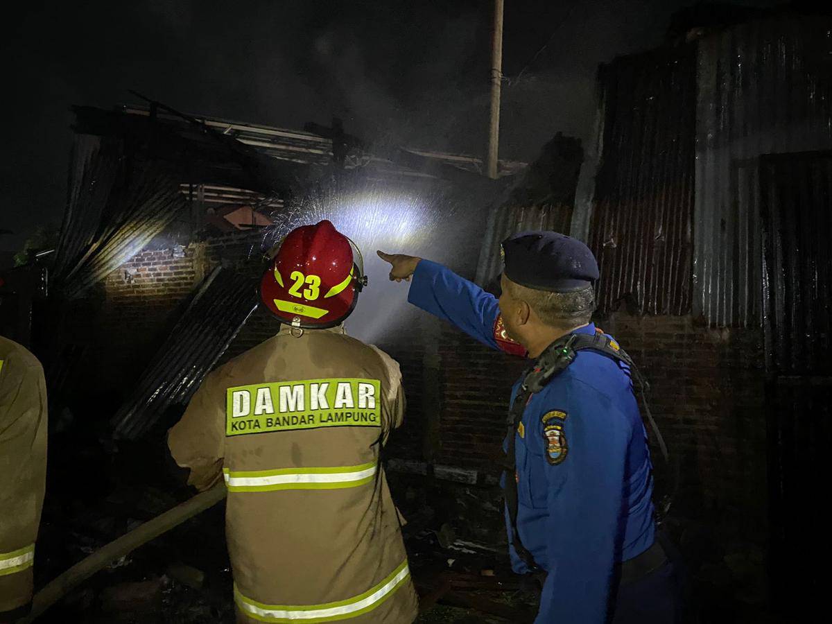 Damkarmat Bandar Lampung saat memadamkan api. (IDN Times/DamkarBalam)