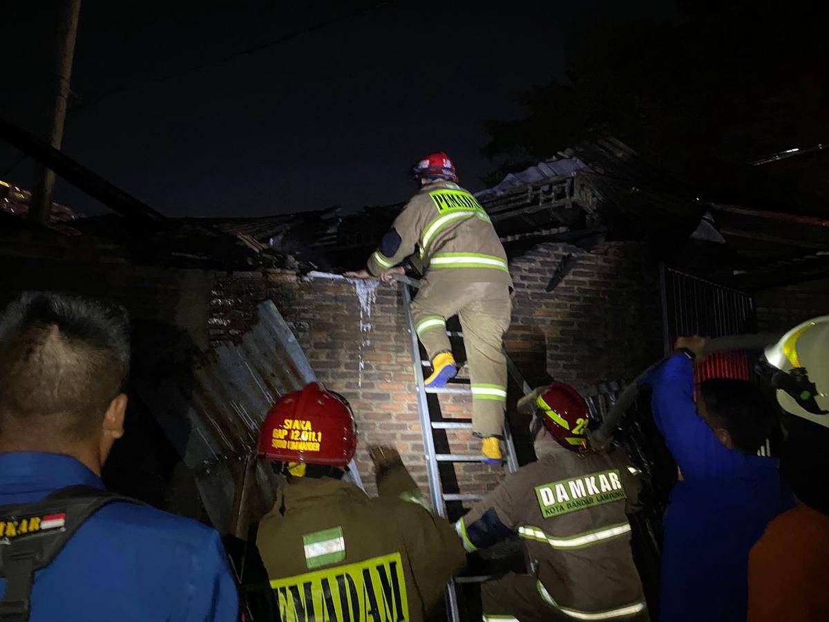 Damkarmat Bandar Lampung saat memadamkan api. (IDN Times/DamkarBalam)