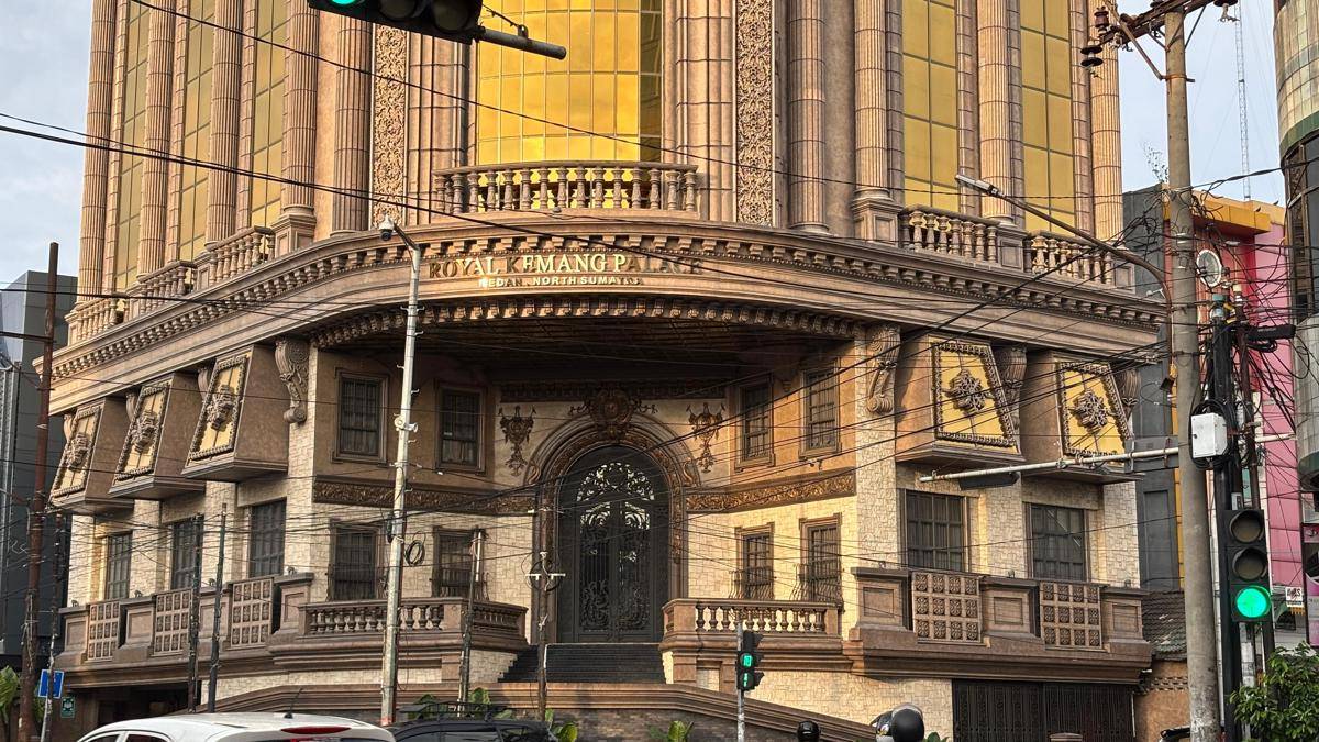 Royal Kemang Palace, Bangunan megah penuh kontroversi. (Mangara Wahyudi)