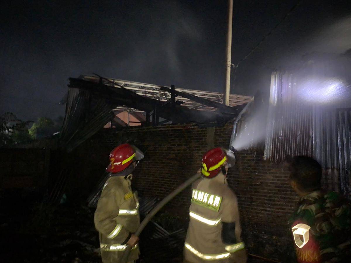 Damkarmat Bandar Lampung saat memadamkan api. (IDN Times/DamkarBalam)