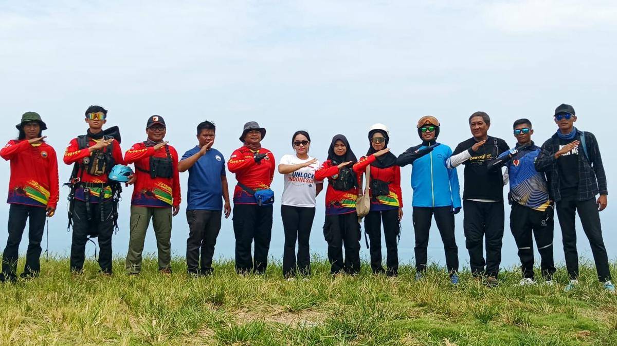 Utusan Khusus Presiden Bidang Pariwisata, Zita Anjani saat foto bersama atlet paralayang. (IDN Times/istimewa)