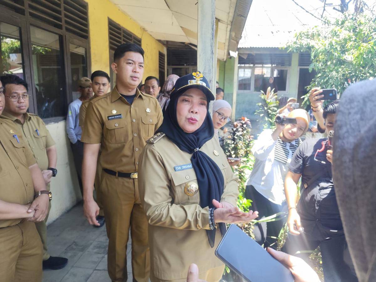 Walikota Bandar Lampung, Eva Dwiana saat diwawancarai. (IDN Times/Muhaimin)