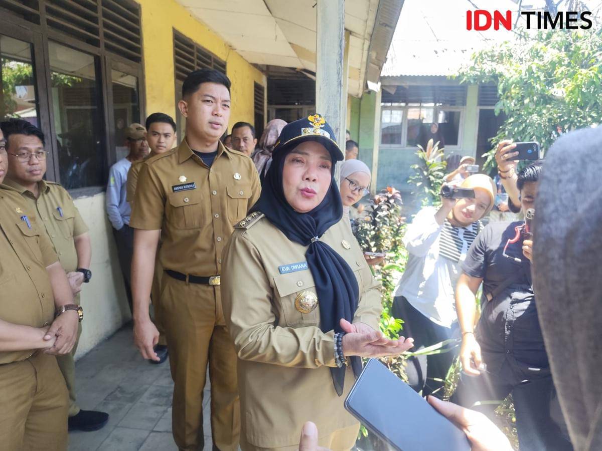 Walikota Bandar Lampung, Eva Dwiana saat diwawancarai. (IDN Times/Muhaimin)