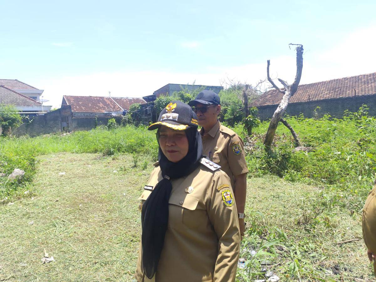 Walikota Bandar Lampung saat meninjau lahan untuk dibangun dapur MBG. (IDN Times/Muhaimin)