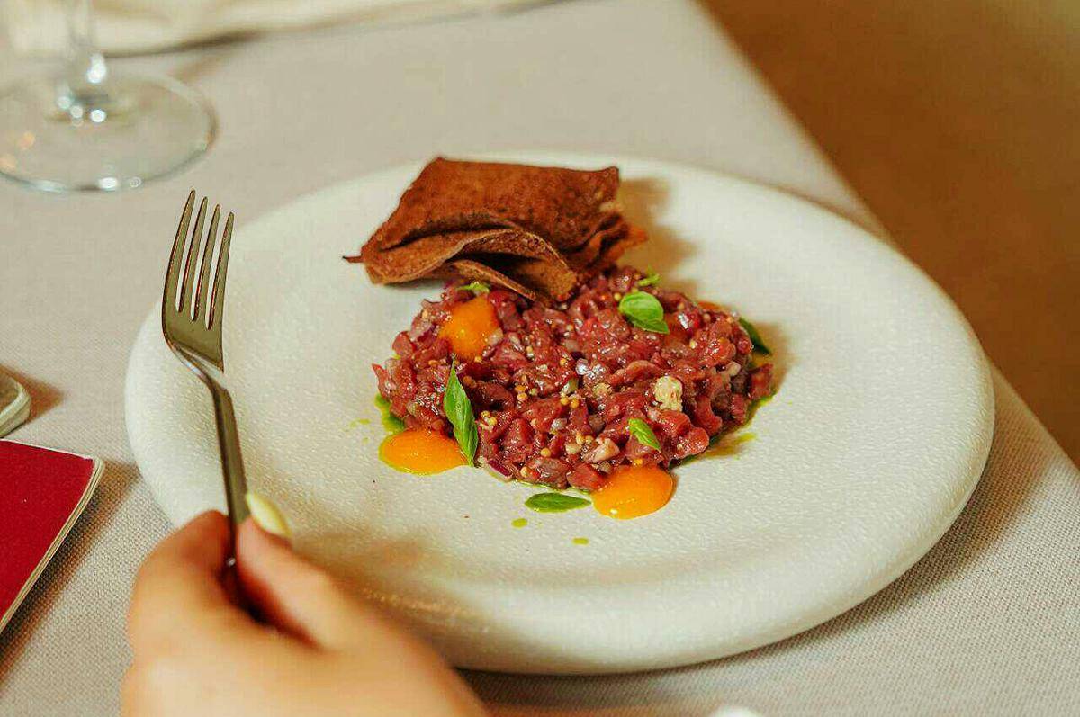ilustrasi steak tartare (pexels.com/Nadin Sh)