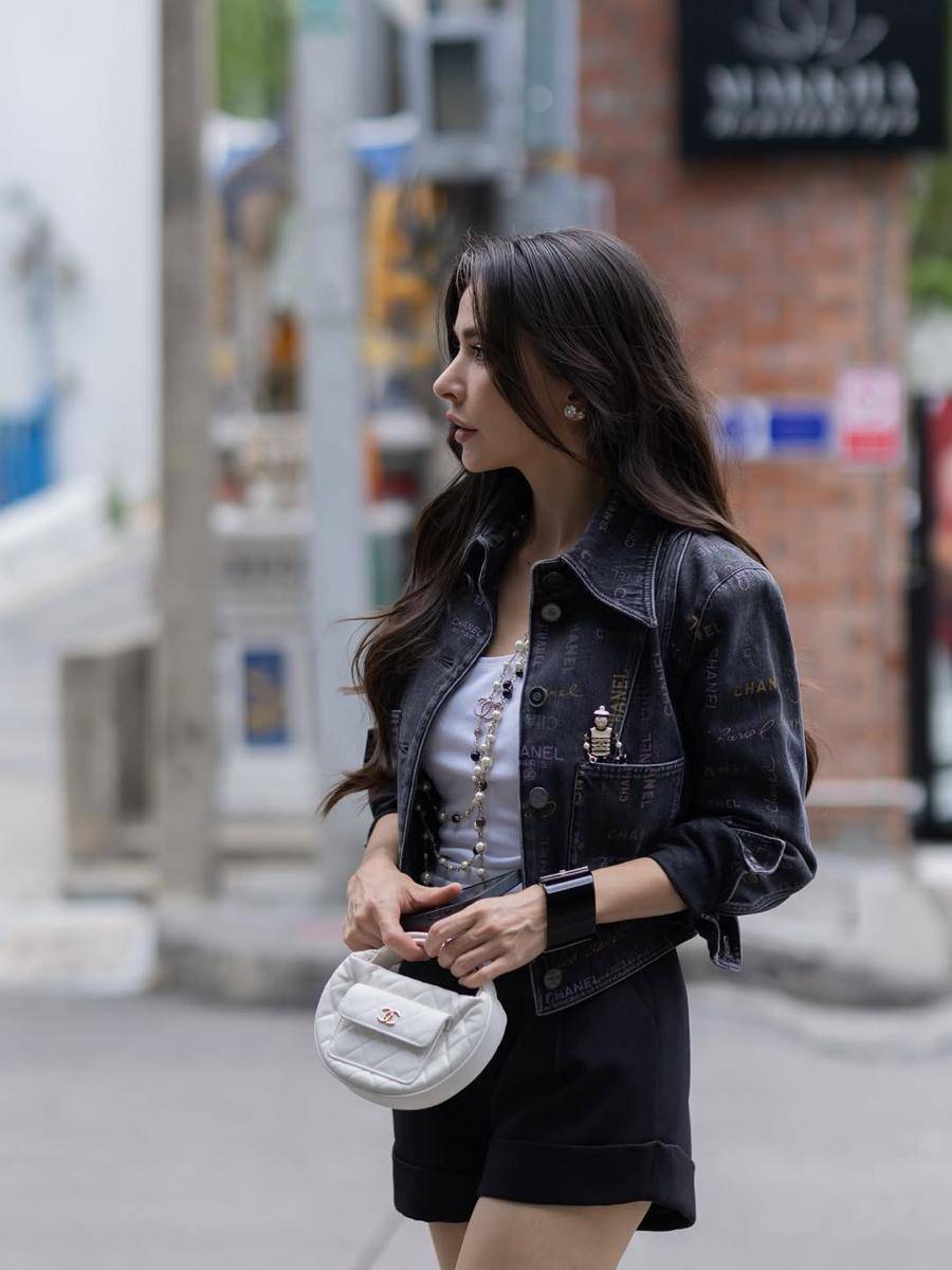 potret ide OOTD kasual energik pakai mini pants ala Sririta Jensen